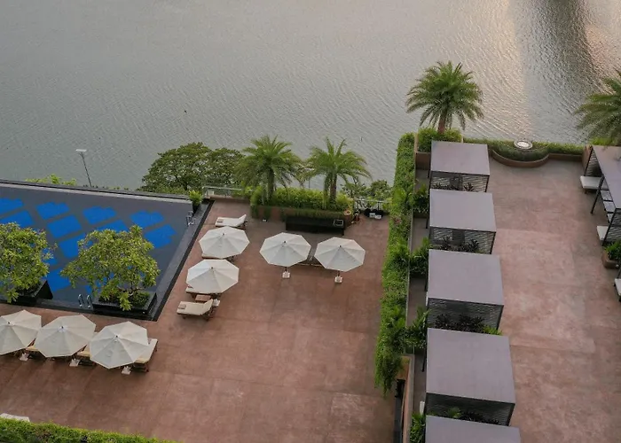 Sun & Moon, Riverside Hotel
